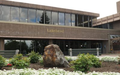 foto da fachada da Lakehead University